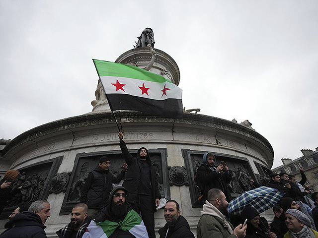 Сирийцы, проживающие во Франции празднуют смену власти в Сирии. Париж, 8 декабря 2024 года