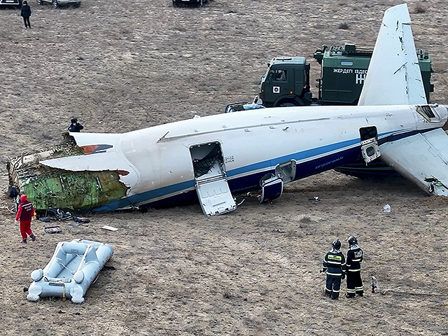 Выживший пассажир самолета AZAL: пытались посадить в Грозном. Embraer могли обстрелять