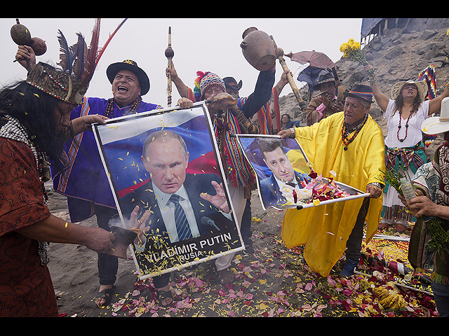 Шаманы с фотографиями Владимира Путина и Владимира Зеленского во время ритуала призванного предсказать следующий год. Лима, ​​Перу