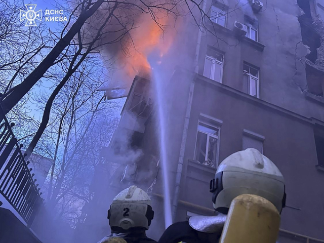 В Киеве в новогоднюю ночь в результате падения сбитого дрона на жилой дом погибла женщина