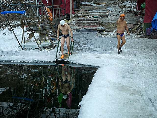 Русский обычай на берегах Сунгари. Фоторепортаж о «моржах» из Харбина