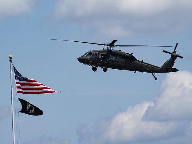 Военный вертолет UH-60 Blackhawk в Вашингтоне (иллюстрация)