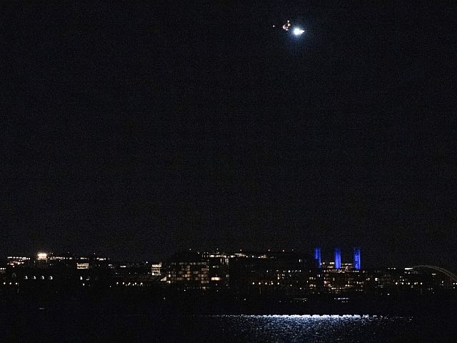 В Вашингтоне столкнулись гражданский самолет и военный вертолет, есть жертвы. На месте происшествия