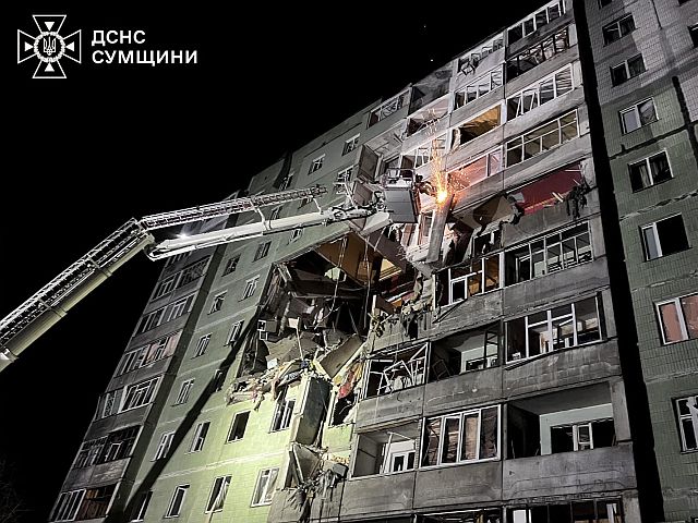 Российский БПЛА попал в жилой дом в Сумах, есть жертвы
