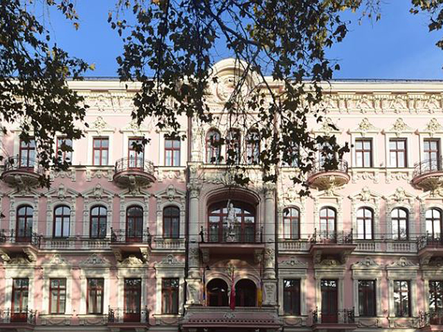 Вид на гостиницу "Бристоль" с улицы Пушкинской, 2019 год