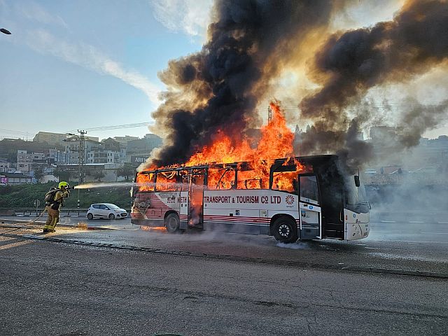 В Умм эль-Фахме сгорел туристический автобус
