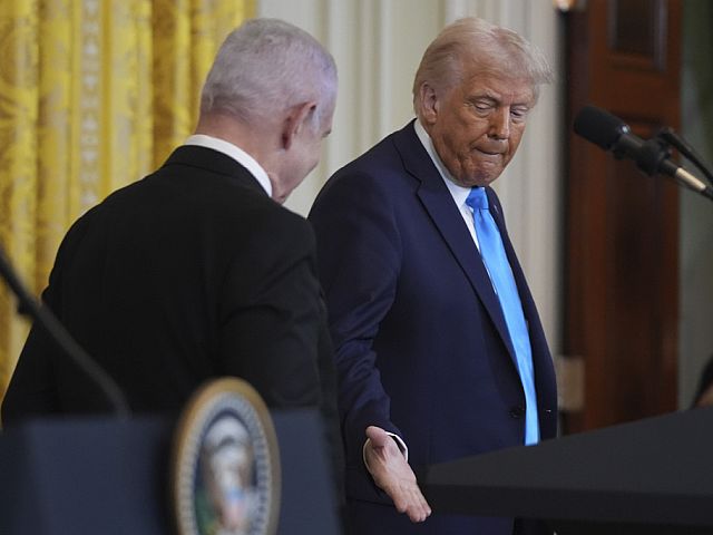 Нетаниягу подарил Трампу два пейджера – позолоченный и обычный
