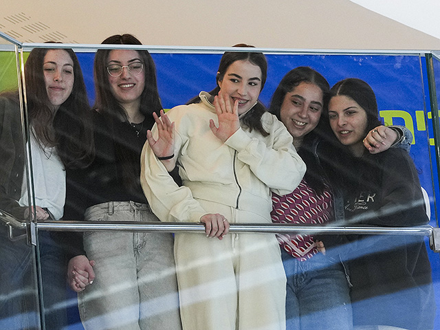 Cправа налево:  Даниэлла Гильбоа, Лири Альбаг, Агам Бергер, Карина Ариев и Наама Леви