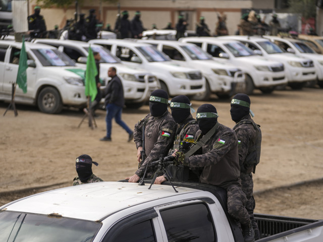 Автомобили "Красного Креста" направляются к месту передачи заложников в Дир аль-Балахе
