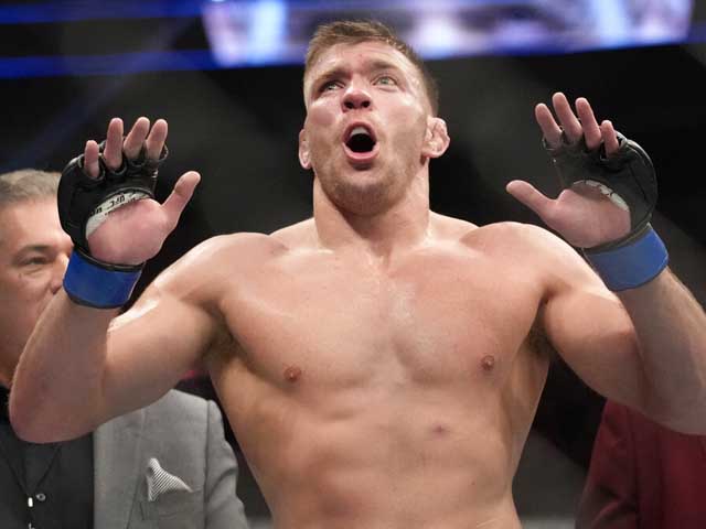 UFC. Дю Плесси сломал нос Стрикленду и защитил титул