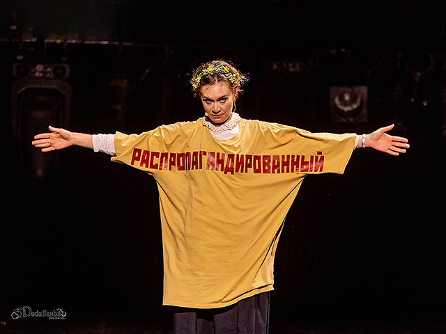 "Надеждины": поэзия любви и проза революции