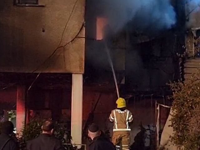 Взрыв и пожар в Бней-Браке, загорелись мотоциклы на стоянке