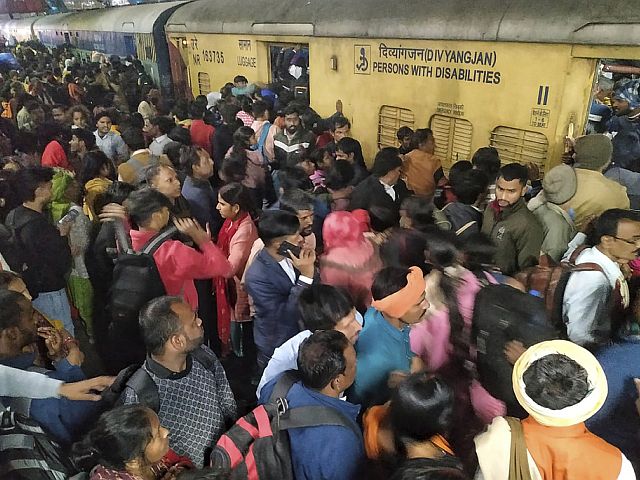 Crush at the railway station in New Delhi, dozens of dead