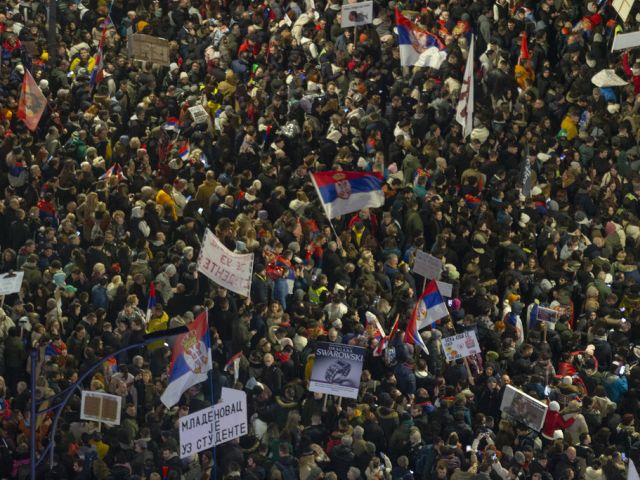 Массовые манифестации в Сербии, власти заявляют о причастности США