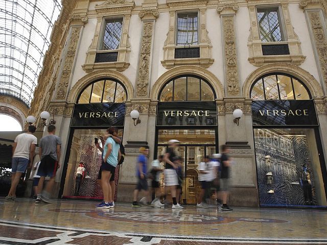 Prada is negotiating the purchase of Versace, the transaction amount may amount to almost 1.5 billion euros