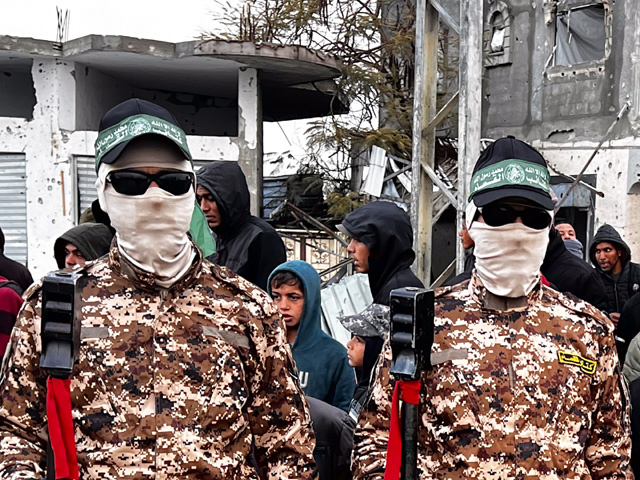 Машины "Красного Креста" выехали к месту передачи заложников в лагере Нусейрат