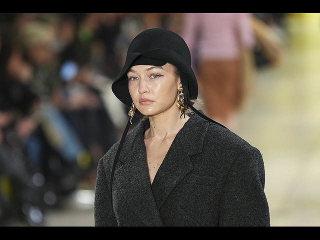 Джиджи Хадид на показе коллекции Miu Miu