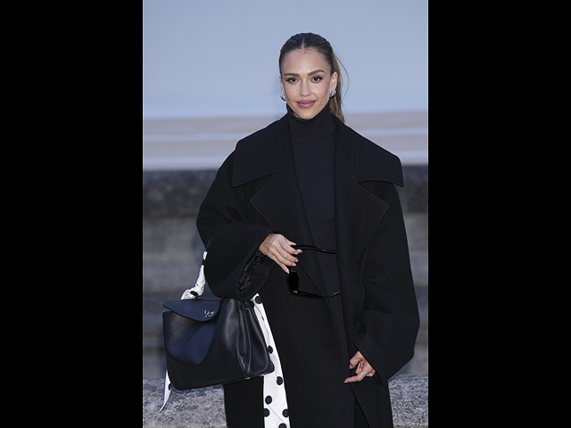 Джессика Альба на показе коллекции Balenciaga 