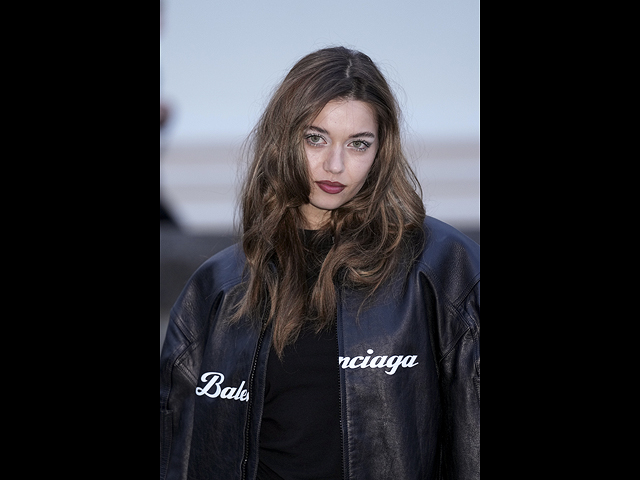 Афра Сарачоглу на показе коллекции Balenciaga 