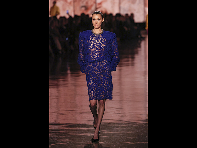 Белла Хадид на показе коллекции Saint Laurent