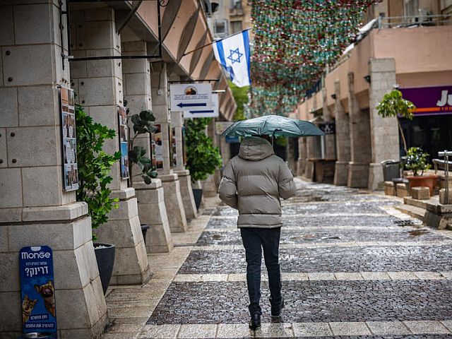 В Израиле самый холодный день в году: слабый снегопад и гололед в горах
