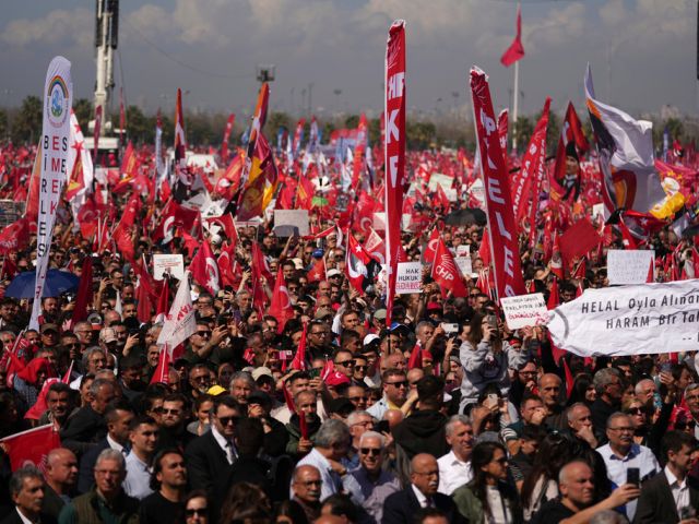 Массовые демонстрации в Турции, оппозиция заявляет о 2,2 миллионах участников