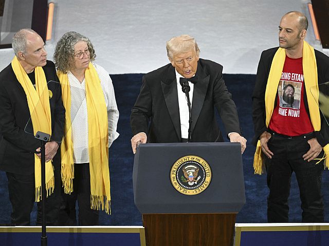 Трамп пригласил на сцену трех израильтян, ранее находившихся в заложниках у террористов ХАМАСа