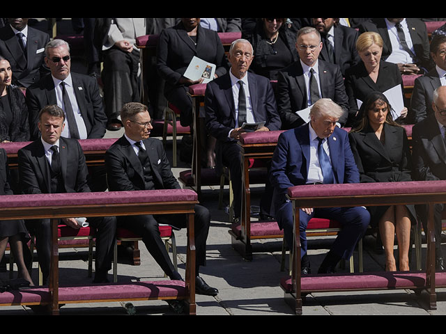 Президент Дональд Трамп (третий справа) с Меланией Трамп, президент Франции Эммануэль Макрон (в первом ряду слева) и президент Финляндии Александр Стубб (второй слева) на похоронах Папы Франциска