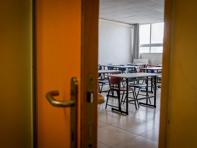 Школы и детские сады откроются в 11:00, некоторые педагоги "заболеют" на весь день