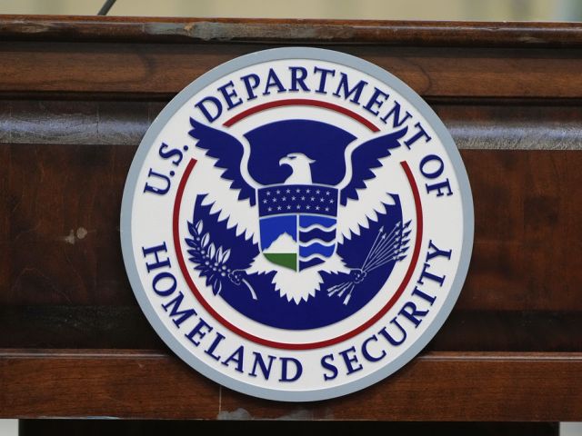 США пообещали платить по 1000 долларов нелегалам за добровольный выезд из страны