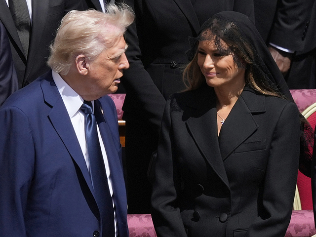 Дональд и Мелания Трамп на похоронах Папы Франциска в Ватикане