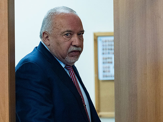 Бывший активист НДИ Йоси Камиса признан виновным в клевете на Авигдора Либермана