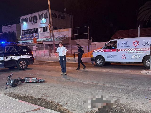 В Петах-Тикве автомобиль сбил мужчину на электросамокате, пострадавший в тяжелом состоянии