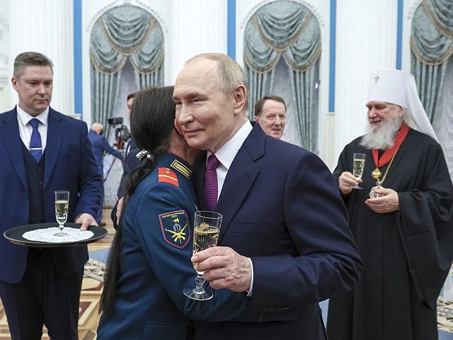 СНБО: украинские БПЛА не атаковали вертолет Путина во время его визита в Курскую область