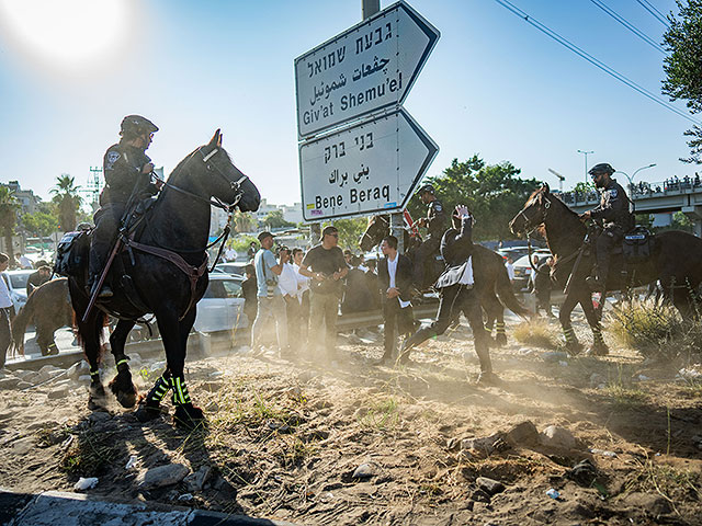 На въезде в Бней-Брак проходит акция протеста "харедим" против призыва в армию