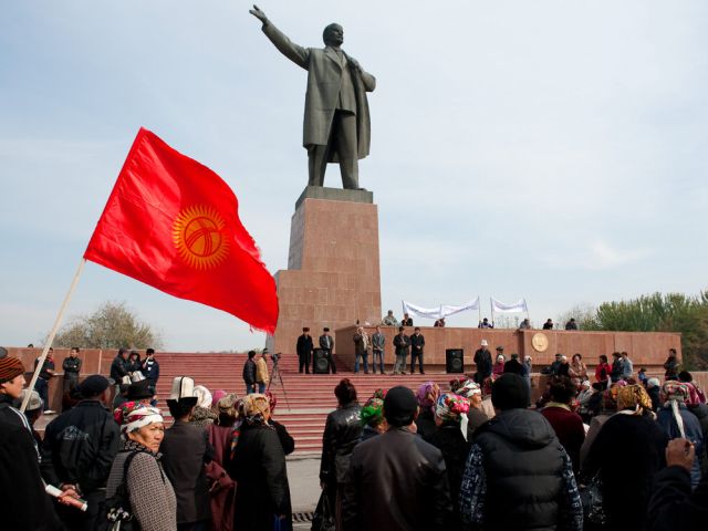 В Оше демонтирован самый высокий в Центральной Азии памятник Ленину