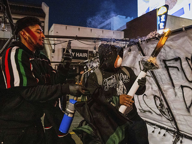Погромы в Калифорнии под флагами Мексики, Сальвадора, США, ООП. Фоторепортаж