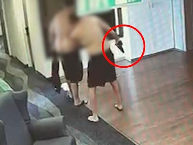 В отеле в Тверии двое мужчин в трусах "играли в войну", один был вооружен пистолетом Glock. Видео