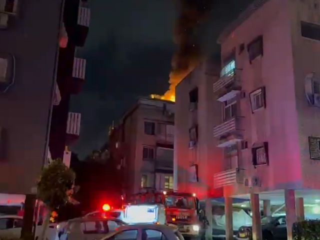 Фрагмент ракеты упал на крышу жилого дома в Холоне, возник пожар. Видео