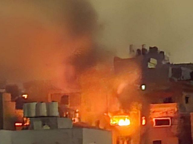 Взрыв в Нур аш-Шамсе, горит один из домов