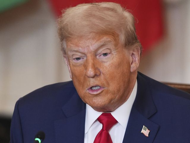 Трамп объявил о введении пошлин 15-25% для большинства стран-партнеров и 35% для Канады