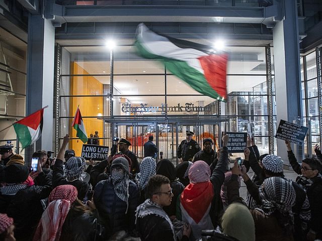 Акция в поддержку Газы около здания The New York Times