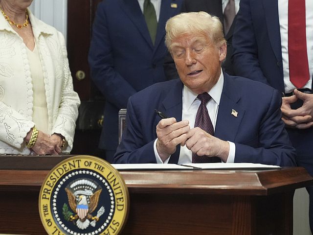 Трамп повысил тарифы для Канады до 35% с сегодняшнего дня