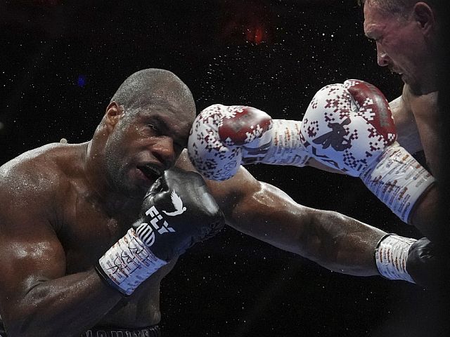 Усик нокаутировал Дюбуа и стал абсолютным чемпионом мира по боксу