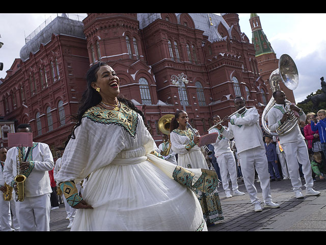 "Военный фестиваль" в Москве: азиатско-африканские пляски под музыку ФСБ и ВДВ. Фоторепортаж