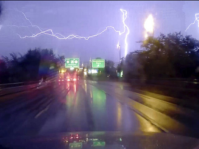Ученые отслеживают "загрязнение" с помощью молний