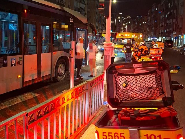 Автобус сбил пожилого пешехода в Бат-Яме, пострадавший в критическом состоянии