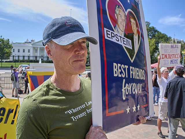 Конгресс США опубликовал часть материалов по делу Эпштейна: среди них "чек" с подписью DJTRUMP