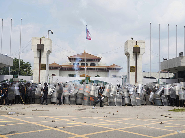 После блокировки соцсетей протесты в Непале привели к смене власти. Фоторепортаж