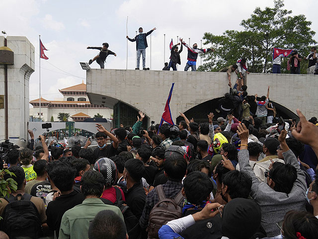 После блокировки соцсетей протесты в Непале привели к смене власти. Фоторепортаж